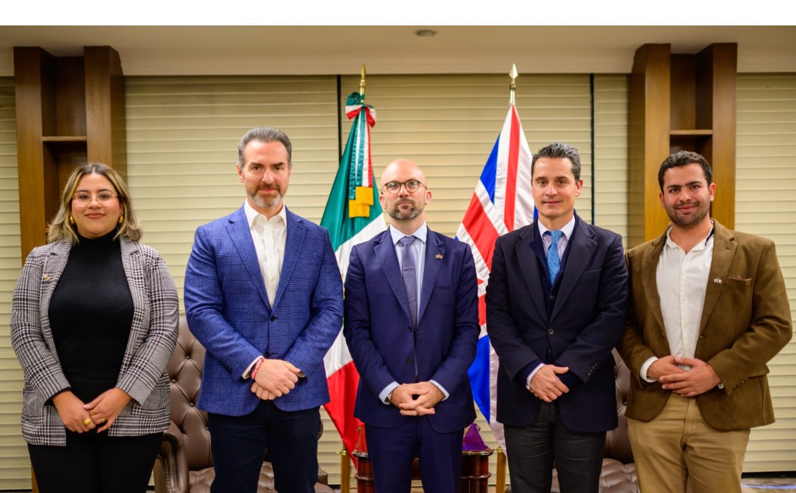 Recibe Adrián de la Garza visita del cónsul de Gran Bretaña